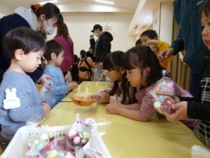 年中組と未就園児教室”うさぎぐみ”との交流～お店屋さんごっこ～がありました♪