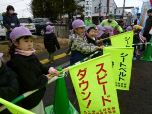”交通安全”旗振りを行ってきました！！