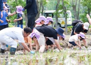 ”年長組”　田植え体験をさせていただきました！！
