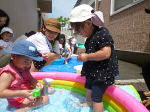 未就園児教室～ひよこぐみ～水遊びを楽しみました。